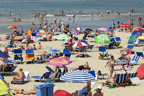 Zonnige stranddag let op zonbescherming
