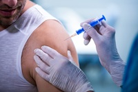 Man kijgt een vaccinatie, image by peoplecreations on Freepik