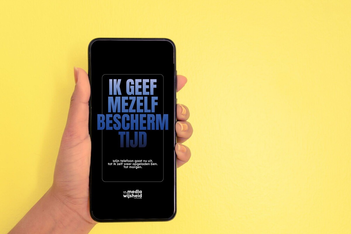 Mobiele telefoon met daarop een afbeelding met de tekst 'Ik geef mezelf beschermtijd'
