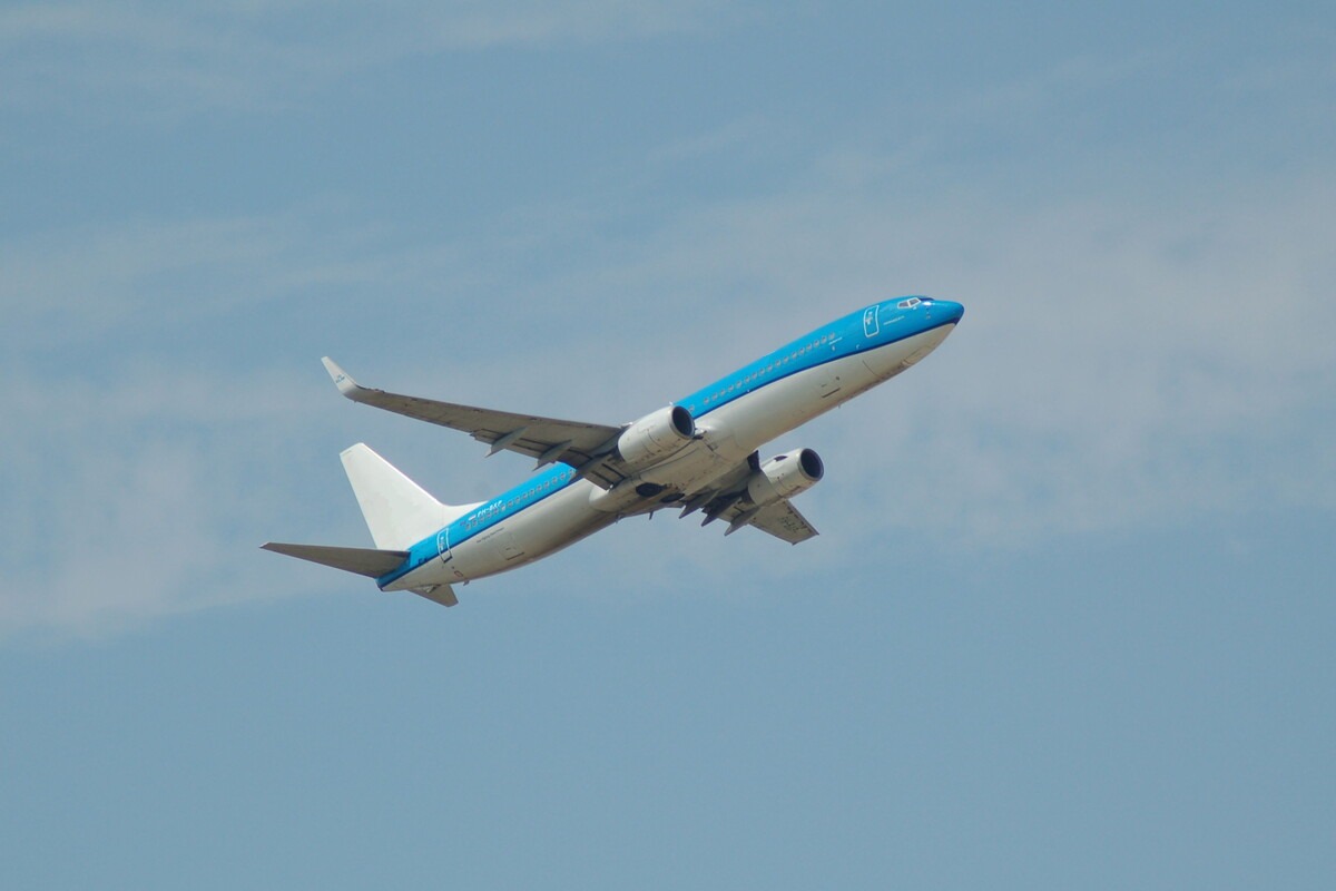 KLM vliegtuig stijgt op van Schiphol
