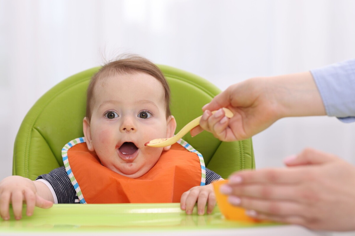 Baby eet eerste hapjes groente of fruit