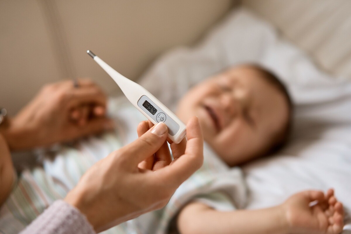 Baby is ziek en koorts wordt gemeten