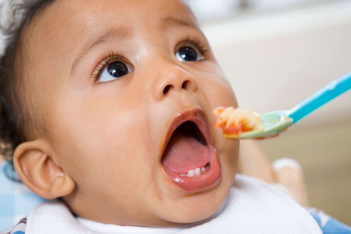 Baby doet mond open voor een hapje eten