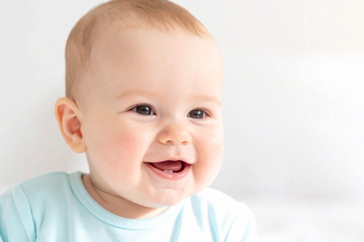 Vrolijke baby lacht met een paar tandjes 