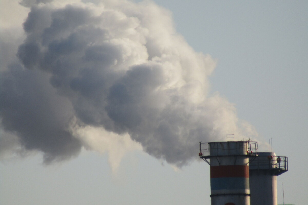 Fabriek uitstoot vieze lucht