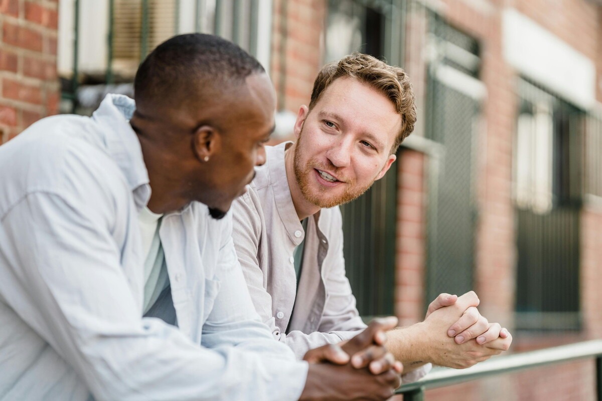Twee mannen met elkaar in gesprek