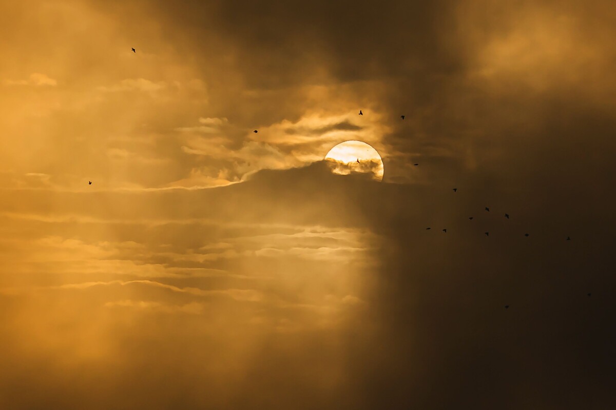 Zon en wolken en luchtvervuiling smog