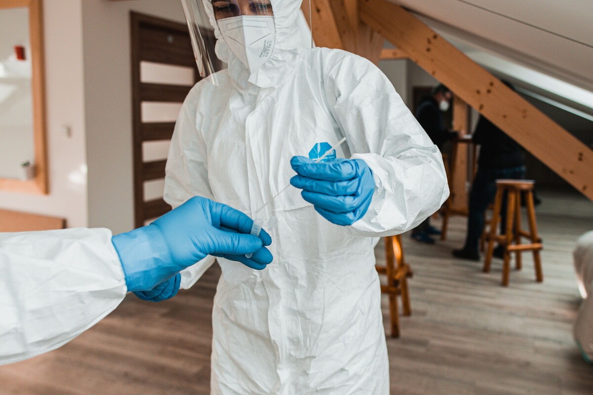Persoon in beschermende kleding test op het ebolavirus