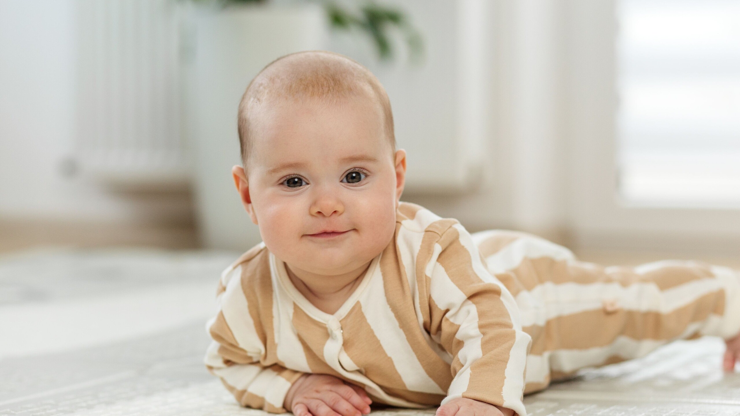 Baby ligt op buik en probeert te tijgeren