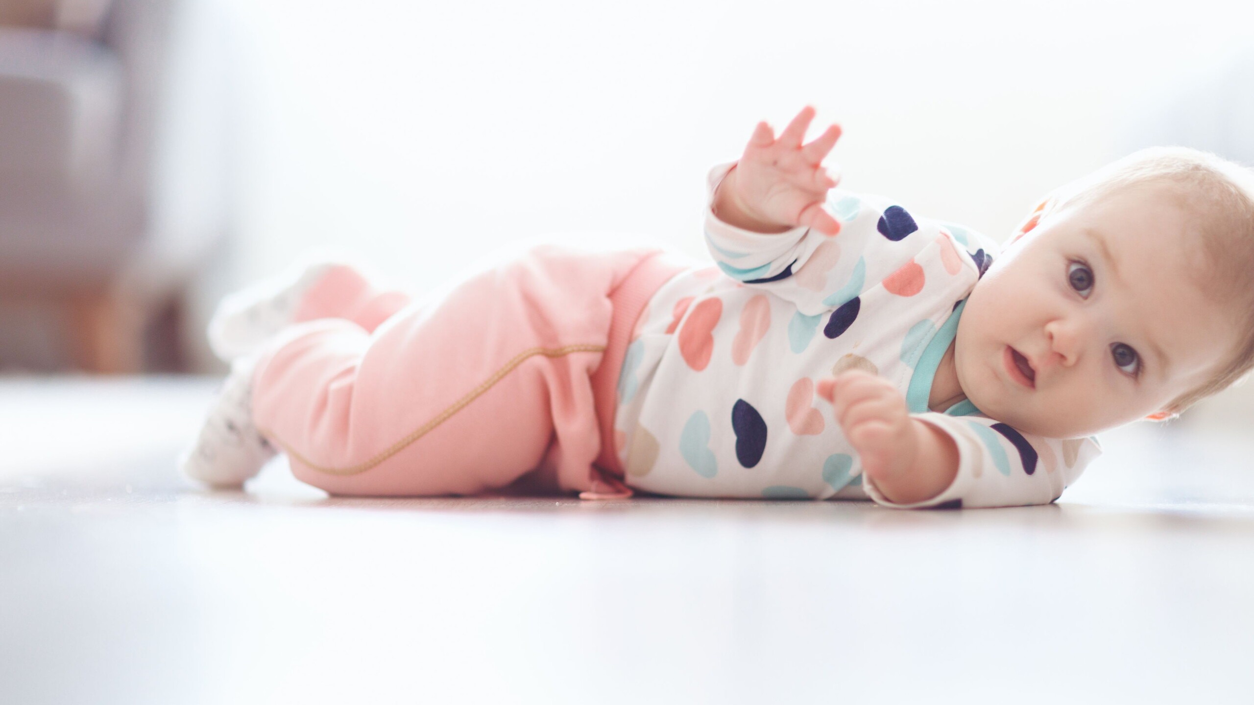 Baby van zes maanden oud rolt van rug naar buik