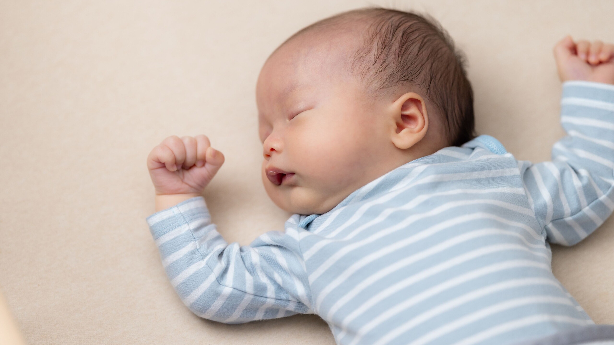 Pasgeboren baby slaapt