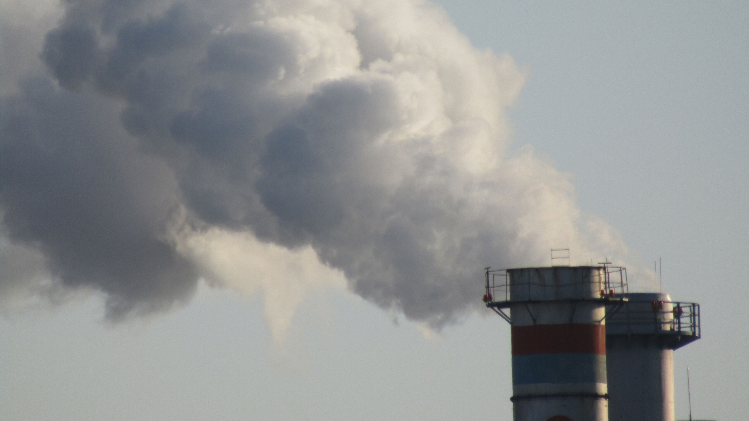 Fabriek uitstoot vieze lucht