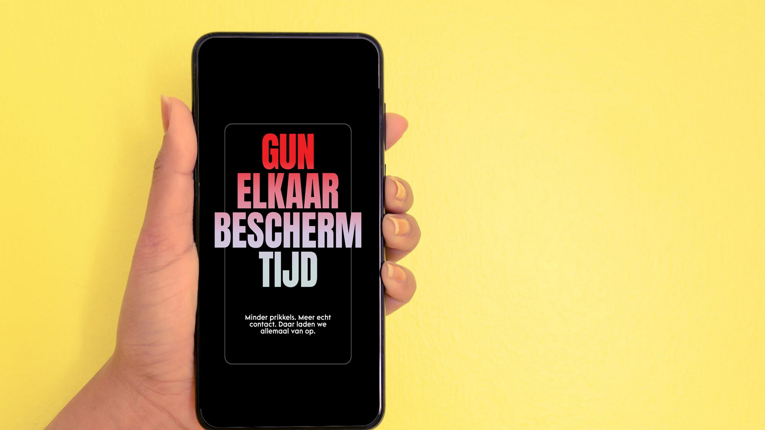 Iemand houdt een mobiele telefoon vast met daarop de tekst Gun elkaar beschermtijd