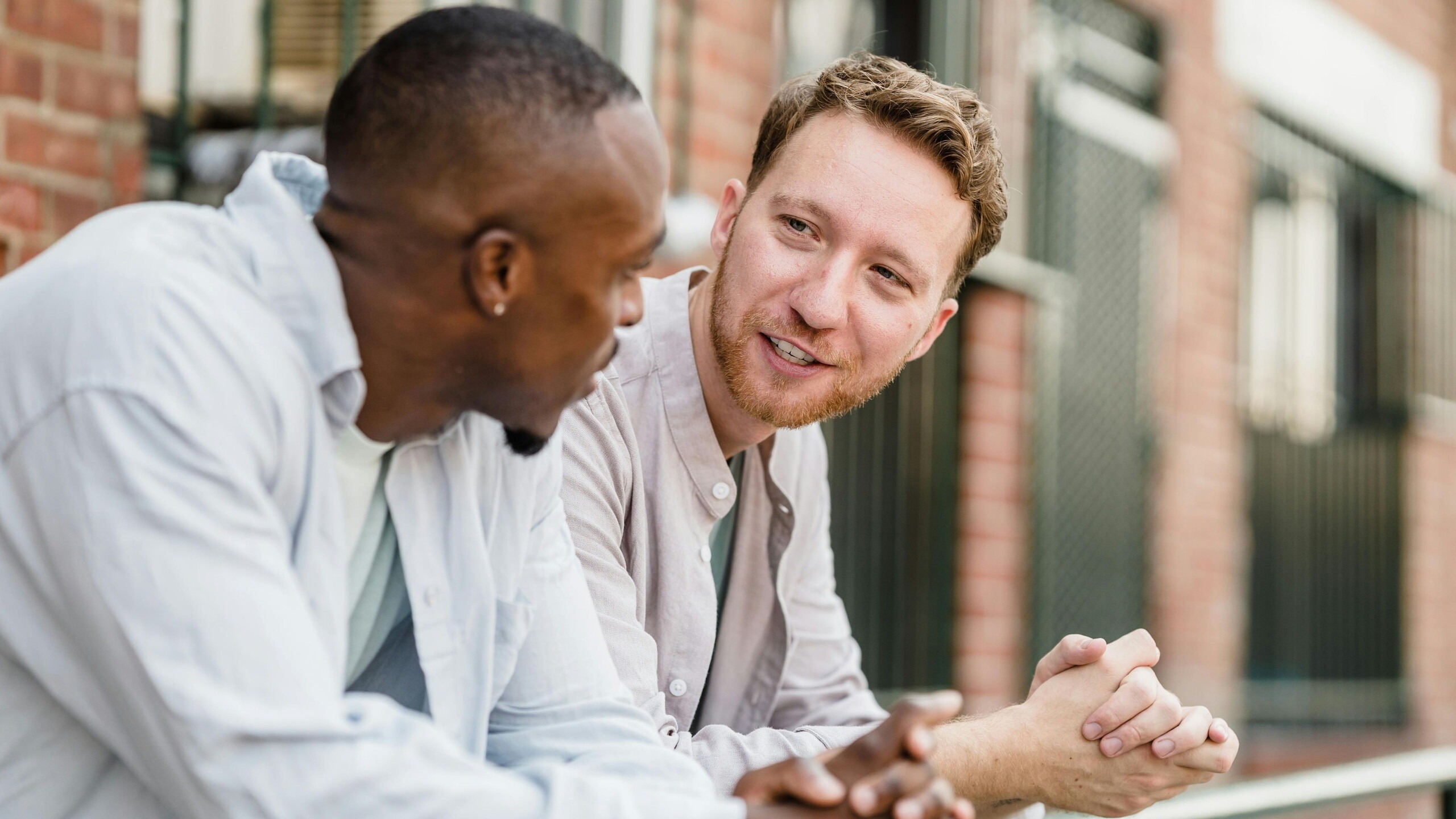 Twee mannen met elkaar in gesprek