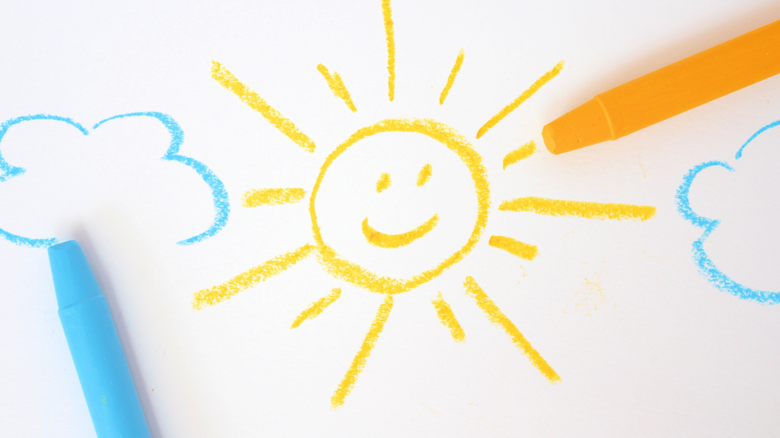 Kindertekening van een zon en blauwe wolken