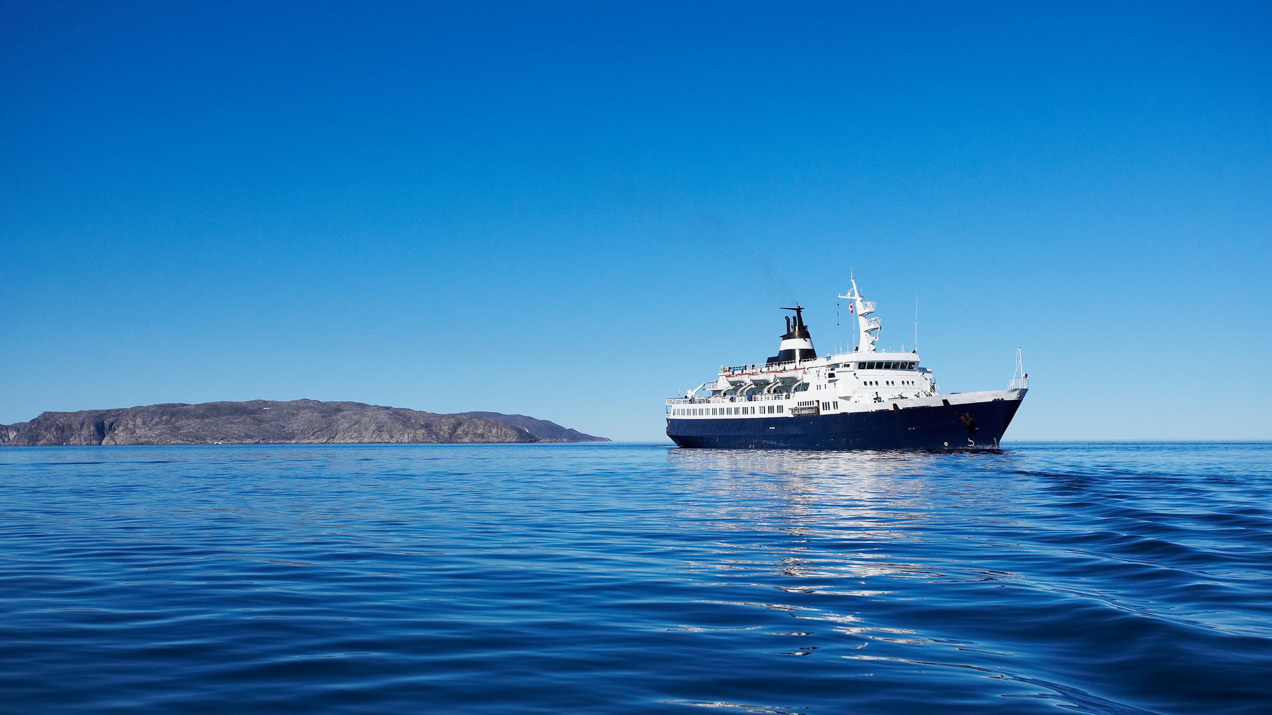 beeld van cruiseship op zee ter ondersteuning nieuwsbericht hantavirus