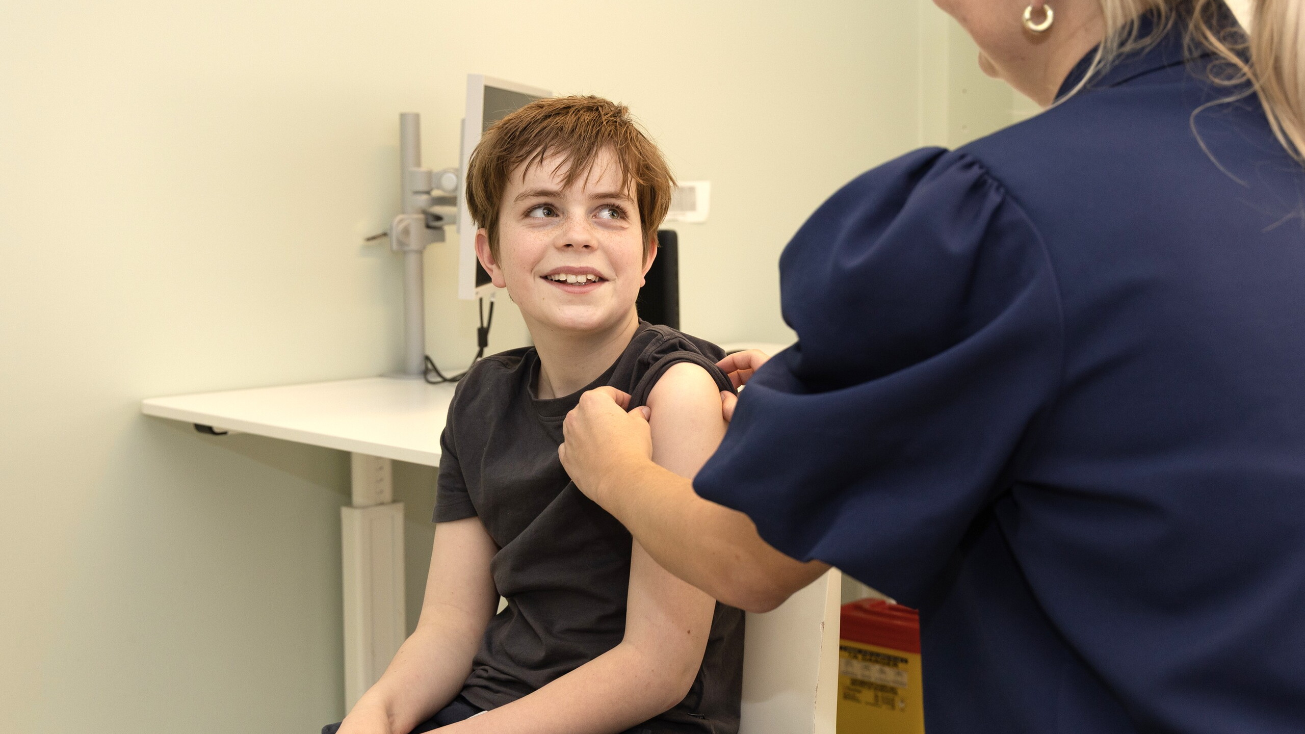 Jongen krijgt een vaccinatie