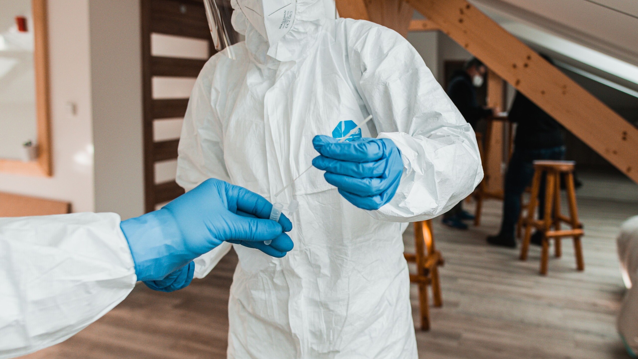 Persoon in beschermende kleding test op het ebolavirus