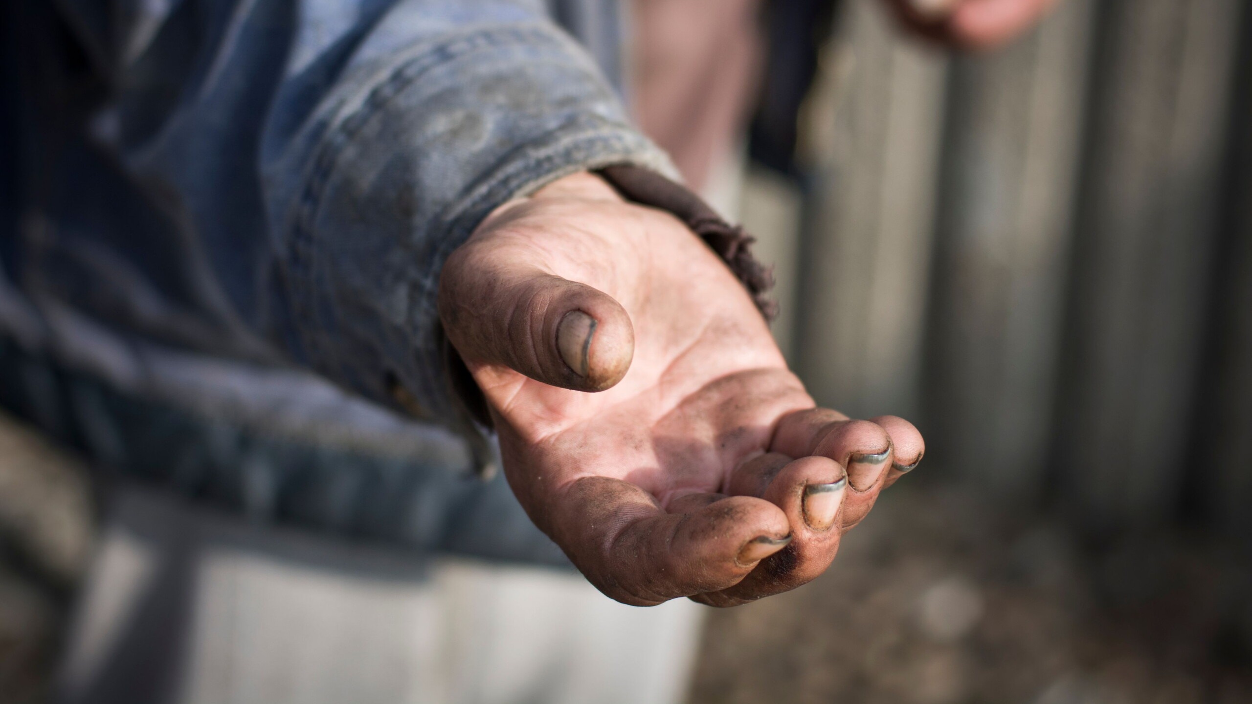 Hand van iemand die bedelt om eten of geld