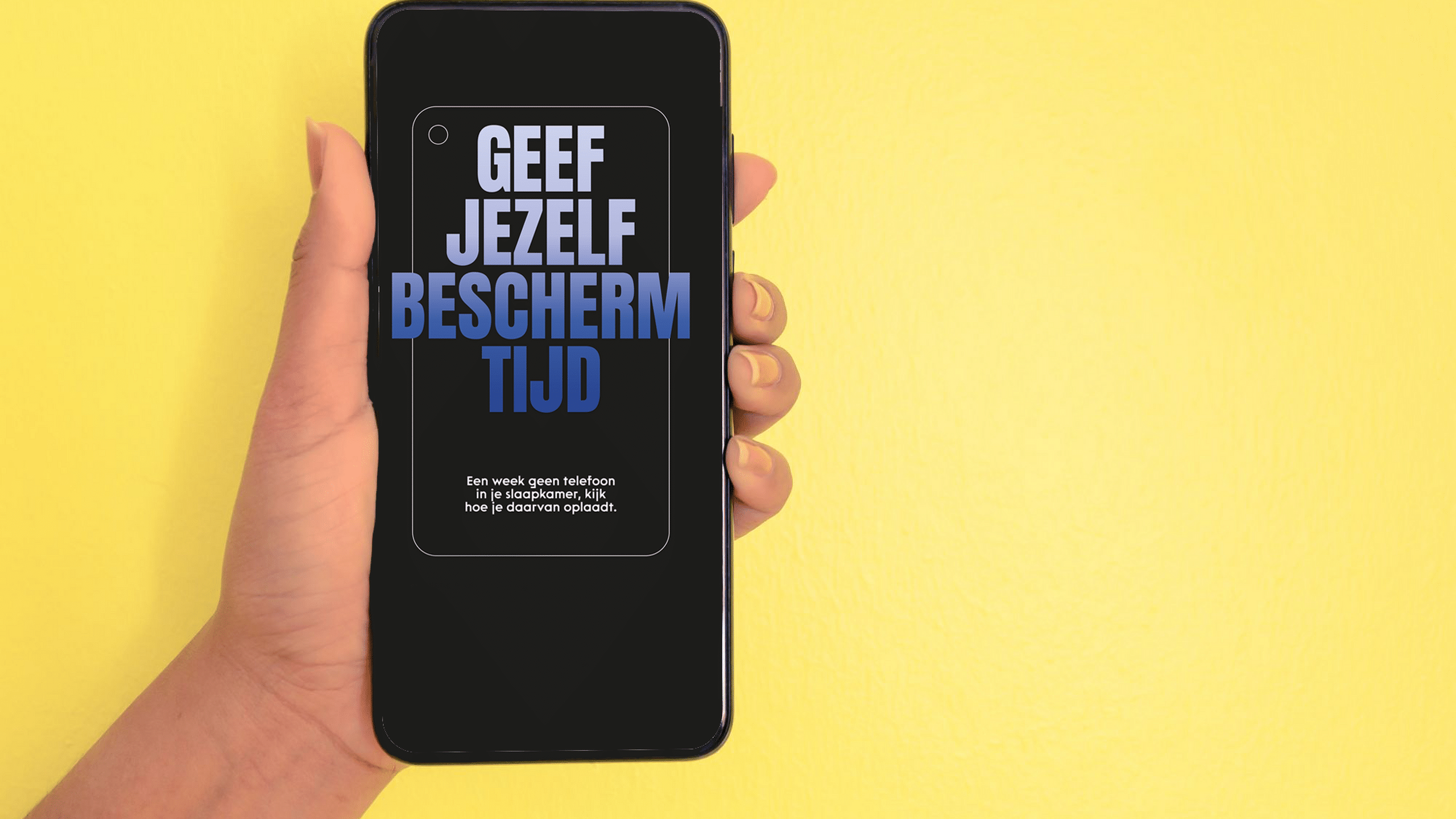 Hand met mobiele telefoon met Geef je jezelf beschermtijd