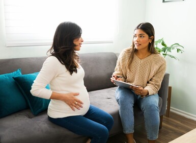 Zwangere vrouw krijgt thuis bezoek van een jeugdverpleegkundige