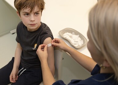 Jongen krijgt een pleister nadat hij net een vaccinatie heeft gekregen