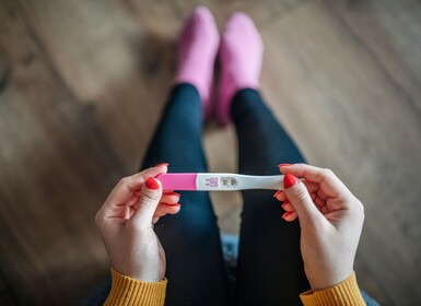 Vrouw houdt een zwangerschapstest vast